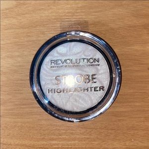 ⚠️SOLD⚠️ Makeup Revolution Highlighter